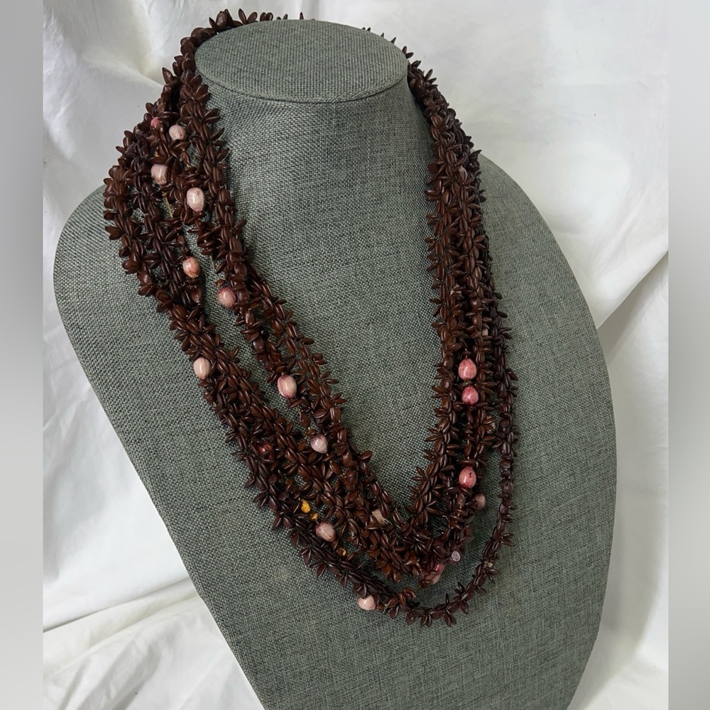 Three strands African seeds crafted by hand to create this stunning necklace.☑️
